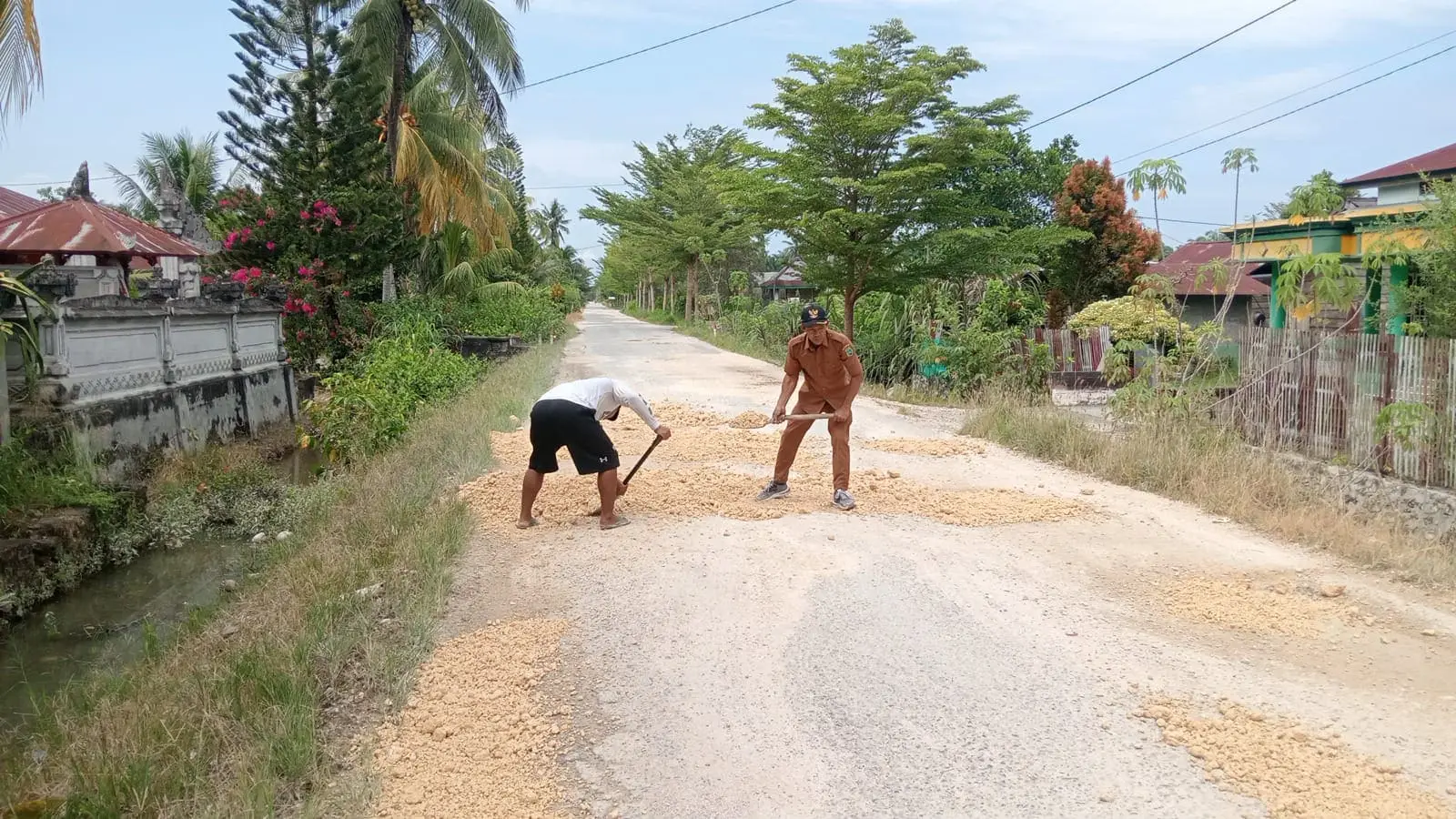 Aksi Gotong Royong Penambalan Jalan Berlubang